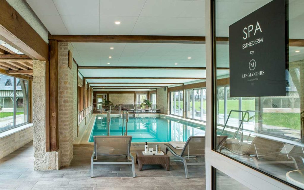 La piscine chauffée des Manoirs de Tourgéville