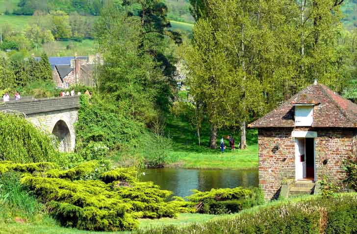 Paysage près de Thury-Harcourt en Suisse normande, ideal pour l'escalade, canoe et parapente