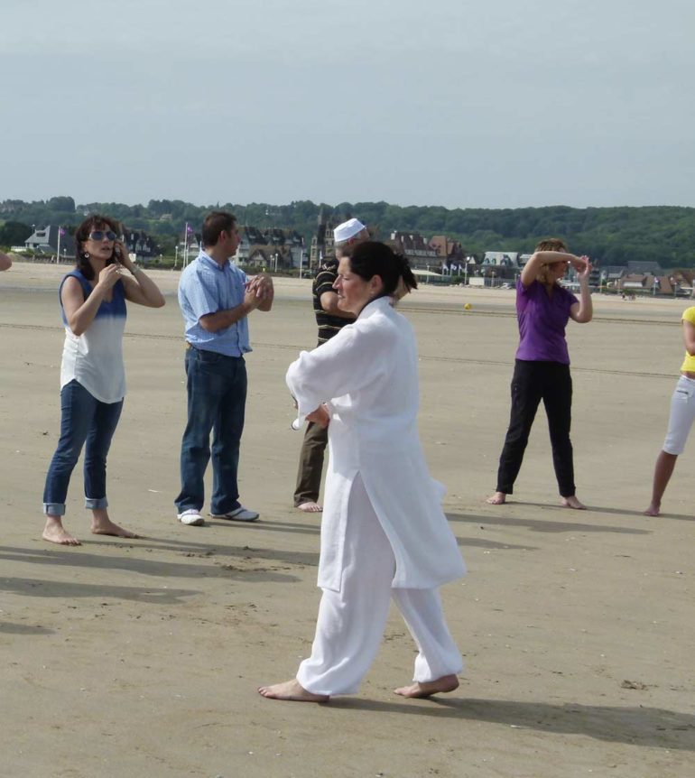 Tai-chi le matin sur la plage et voir d'autres horizons