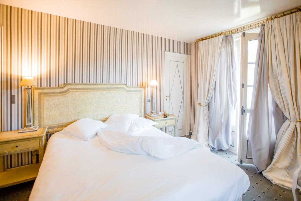 Une chambre de l'Hôtel Le Donjon - Domaine Saint Clair