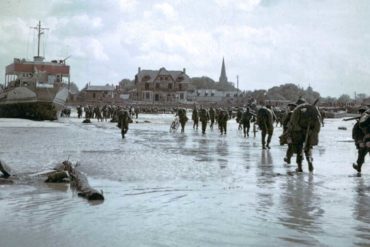 Soldats canadiens débarquant à Juno Beach