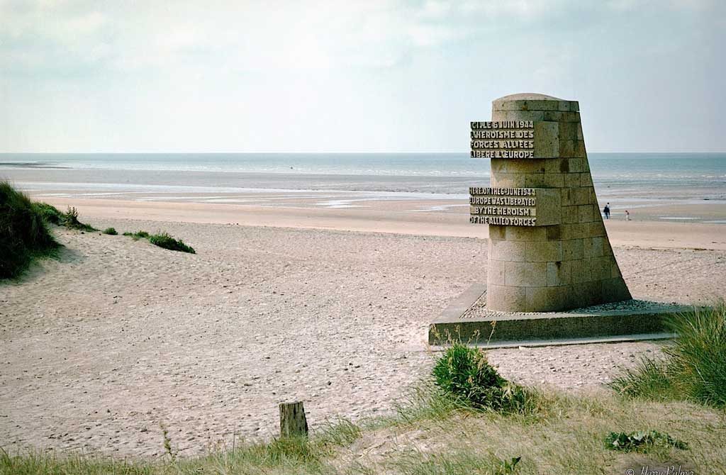 Ici le 6 juin 1944 l'héroïsme des forces alliées libère l'Europe. Monument signal qui marque la plage Juno Beach et rend hommage aux alliés qui se sont battus pour libérer l’Europe du joug nazi.