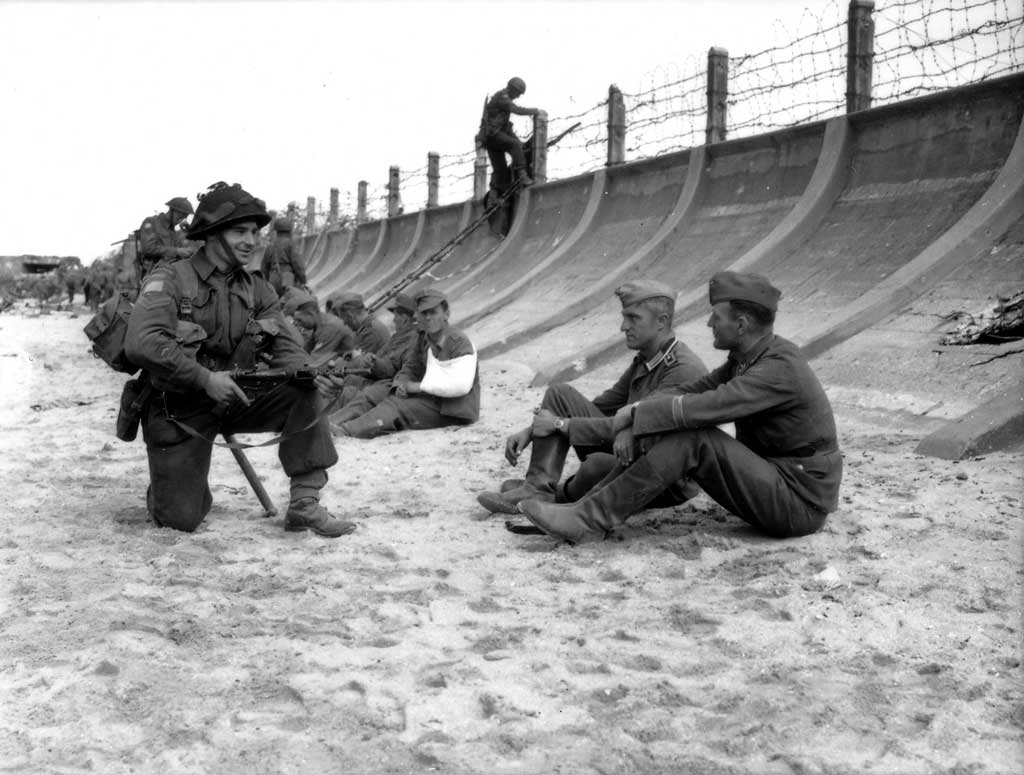 1944, France, Normandie, Juno Beach, Des POWs allemands sous la garde de soldats canadiens le D-Day