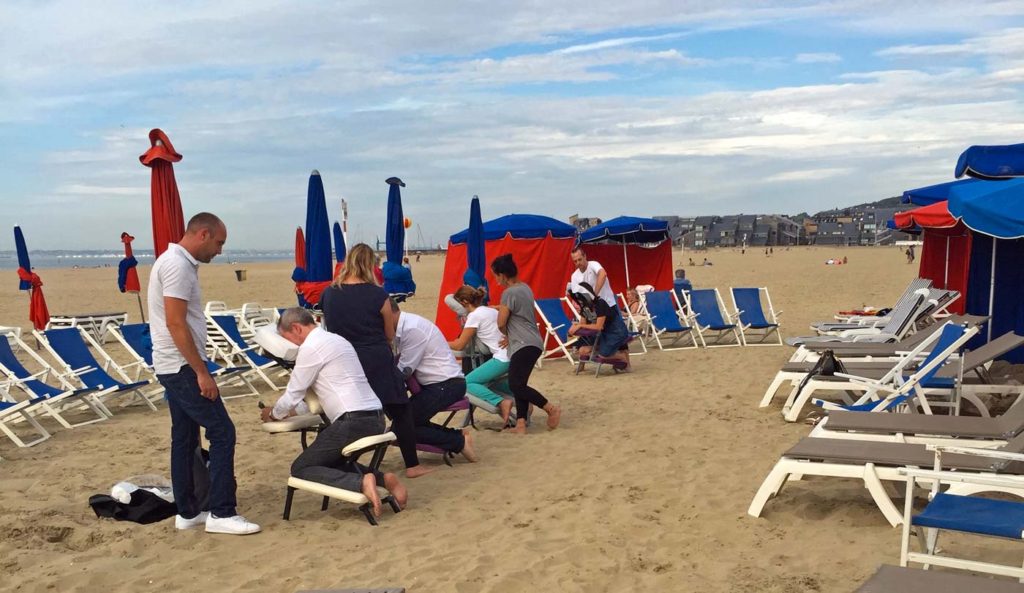 Un massage Amma sur la plage de Deauville, source de bien-être