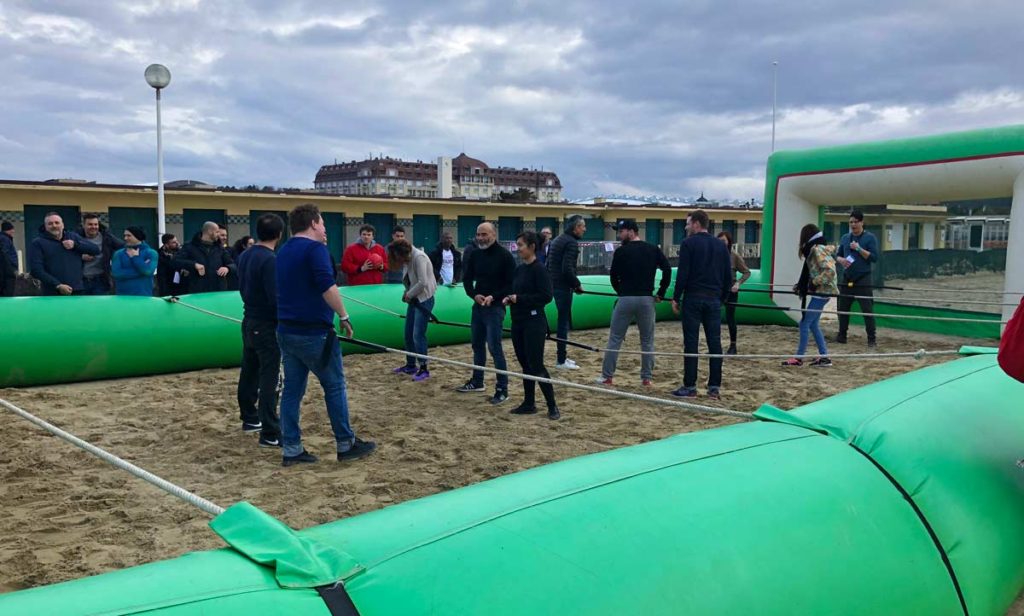 Le babyfoot humain, un jeu plage pour vos team building