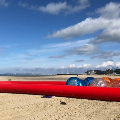 Installation jeux de plage pour team building à Deauville