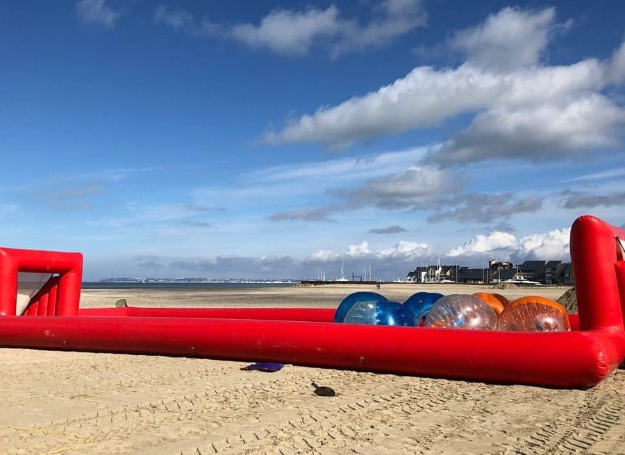 Installation jeux de plage pour team building à Deauville