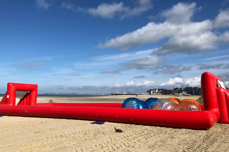Installation jeux de plage à Deauville