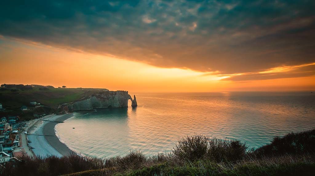 Venez découvrir où se cache La chambre des demoiselles lors d'une Chasse au trésor à Étretat