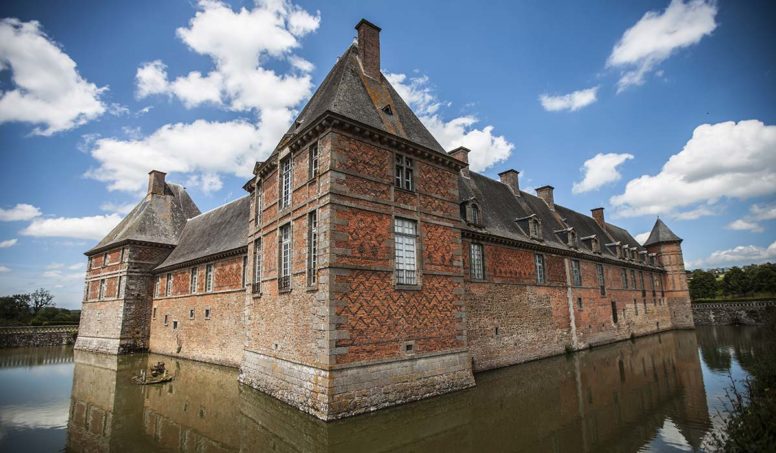 Le château de Carrouges, lieu idéal pour l’activité Murder party pendant votre séminaire en Normandie.