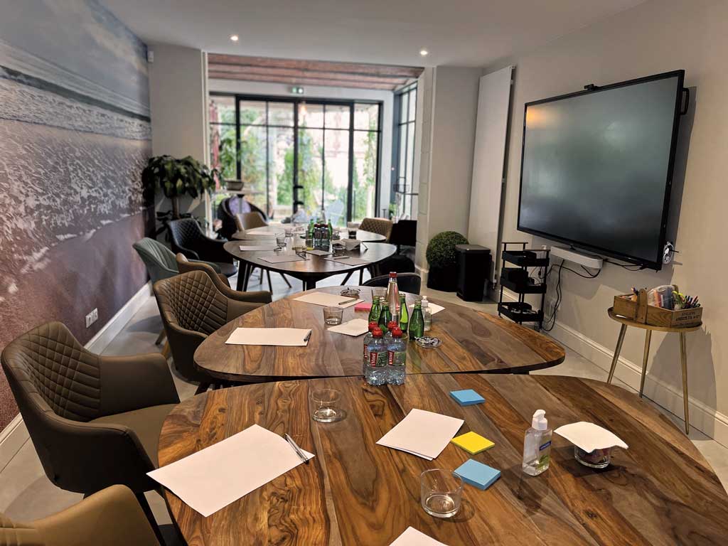 Dans une villa à Deauville, une salle de réunion atypique, à l’esprit coworking.