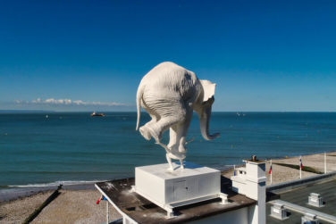 L'éléphant de Fabien Mérelle est installé sur le toit du palais des régates, à Sainte-Adresse, à l'occasion d'Un Eté au Havre
