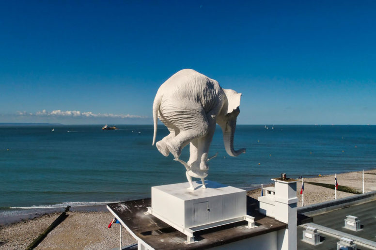 L'éléphant de Fabien Mérelle est installé sur le toit du palais des régates, à Sainte-Adresse, à l'occasion d'Un Eté au Havre