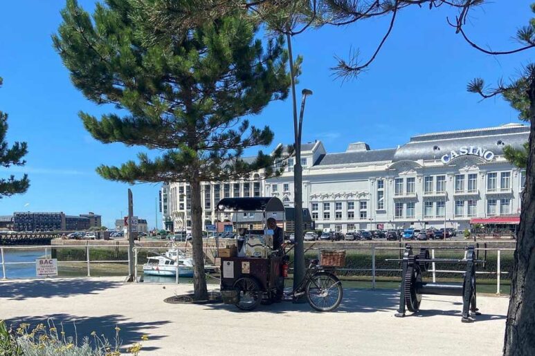 Mr Vélo pour la pause café face au casino de Trouville