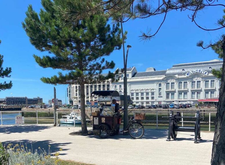 Mr Vélo pour la pause café face au casino de Trouville