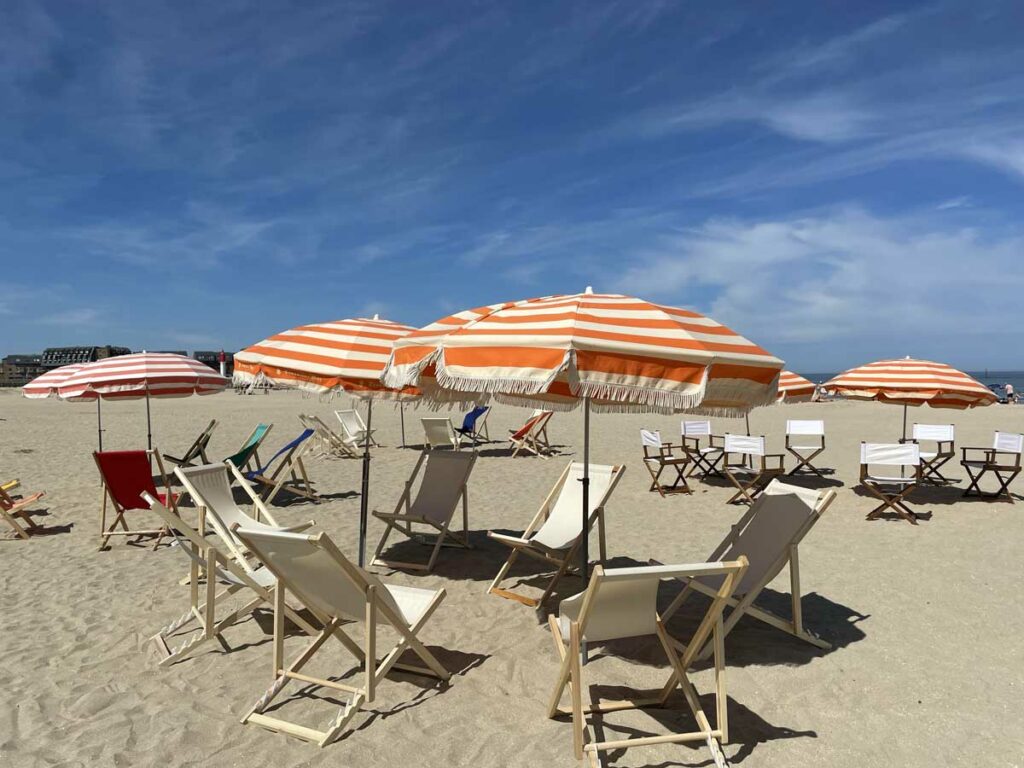 Réunion de travail sur la plage de Trouville-sur-Mer