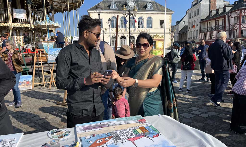 Ateliers peinture à Honfleur lors du voyage incentive de 322 touristes indiens.