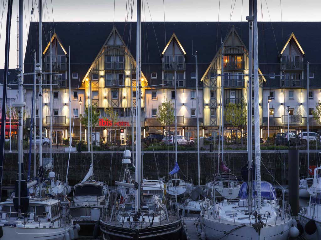 Hôtel ibis Deauville Centre face au port.
