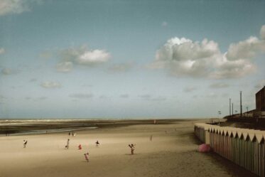Baie de Somme. Fort-Mahon-Plage. 1991. Harry Gruyaert © Magnum photos Collection photographique de la Fnac, dépôt au musée N. Niepce