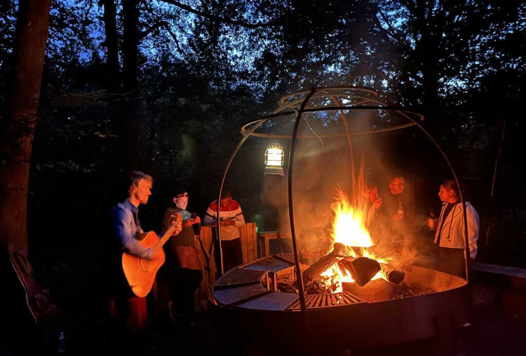 Cuisine au feu de bois préparée devant vous sur un brasero géant
