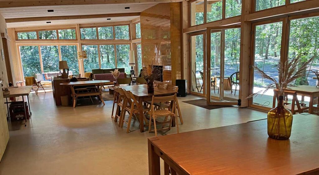 Salle de réunion au milieu des bois